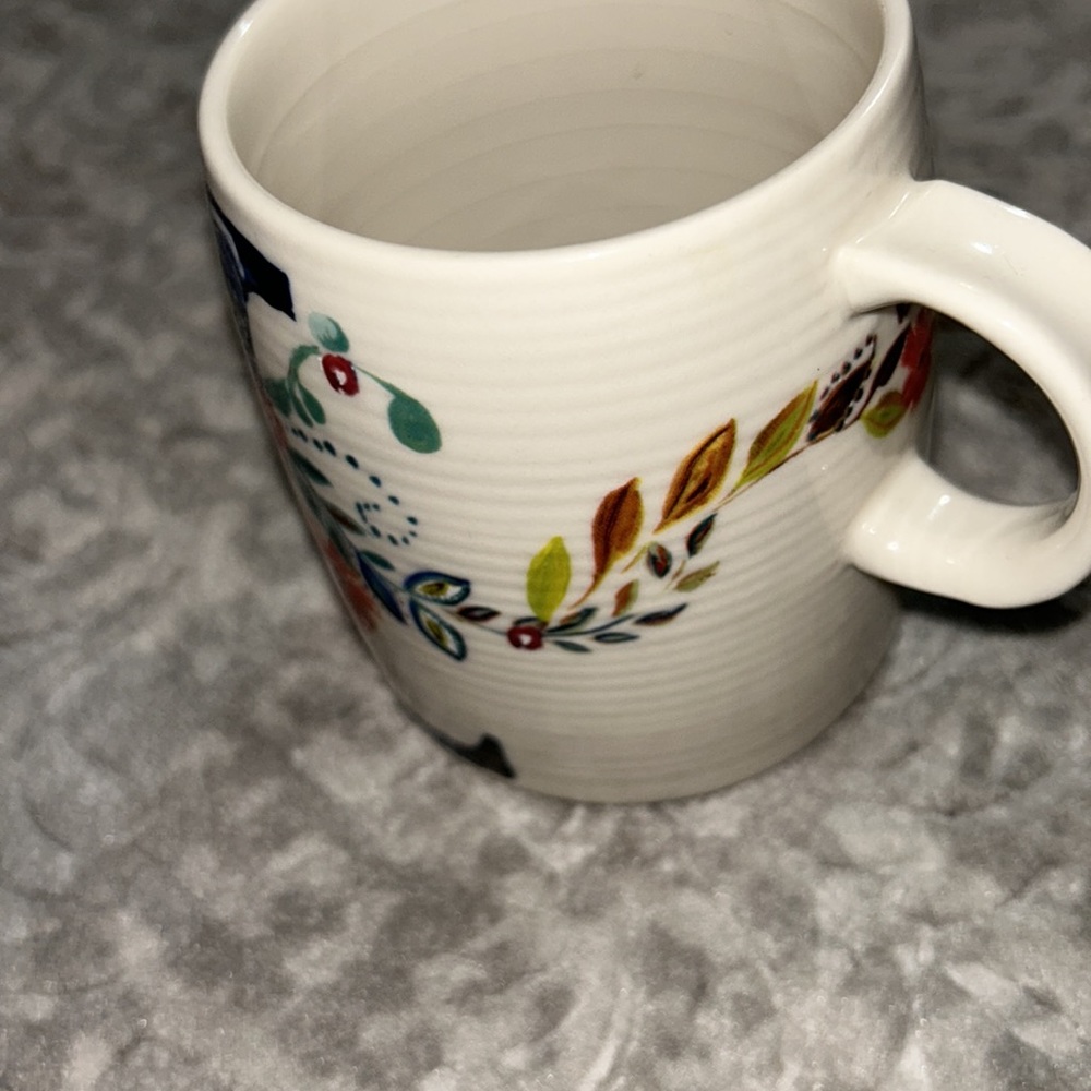 Beautiful L designed Mug - Picture 6 of 8